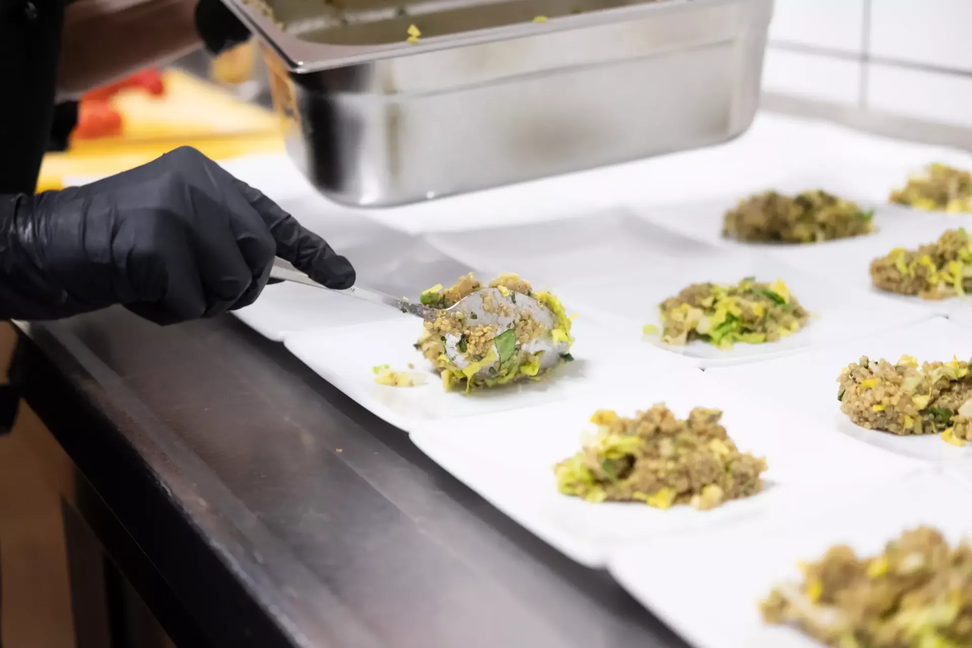 Vorbereitung feiner Pfifferling-Portionen in der Küche